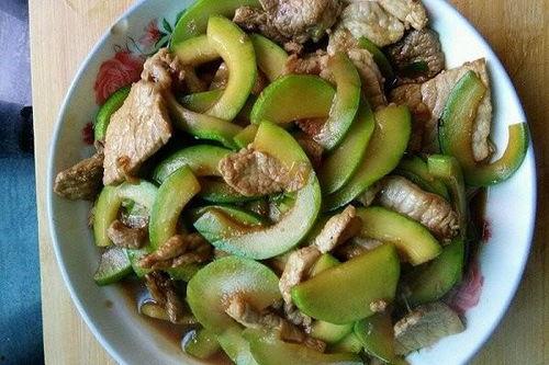 吃角瓜炒肉视频,角瓜炒肉，色香味俱全的快手佳肴