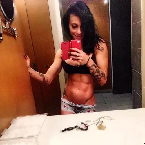 纹身女孩健身吃瓜